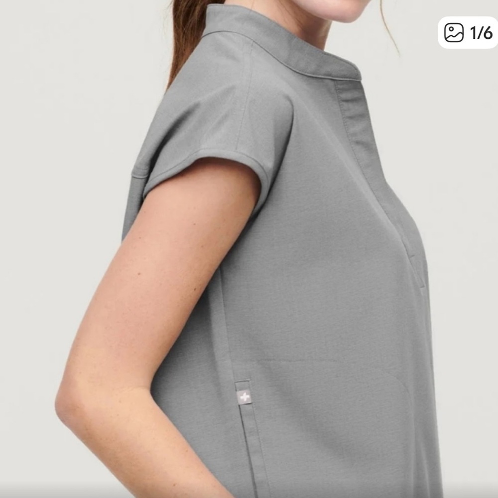 Gray Figs Rafaela Scrub Top xs